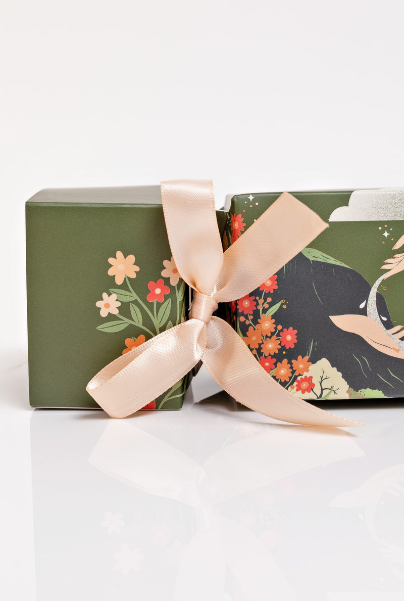 Voya Aromatic Christmas Cracker close-up ribbon