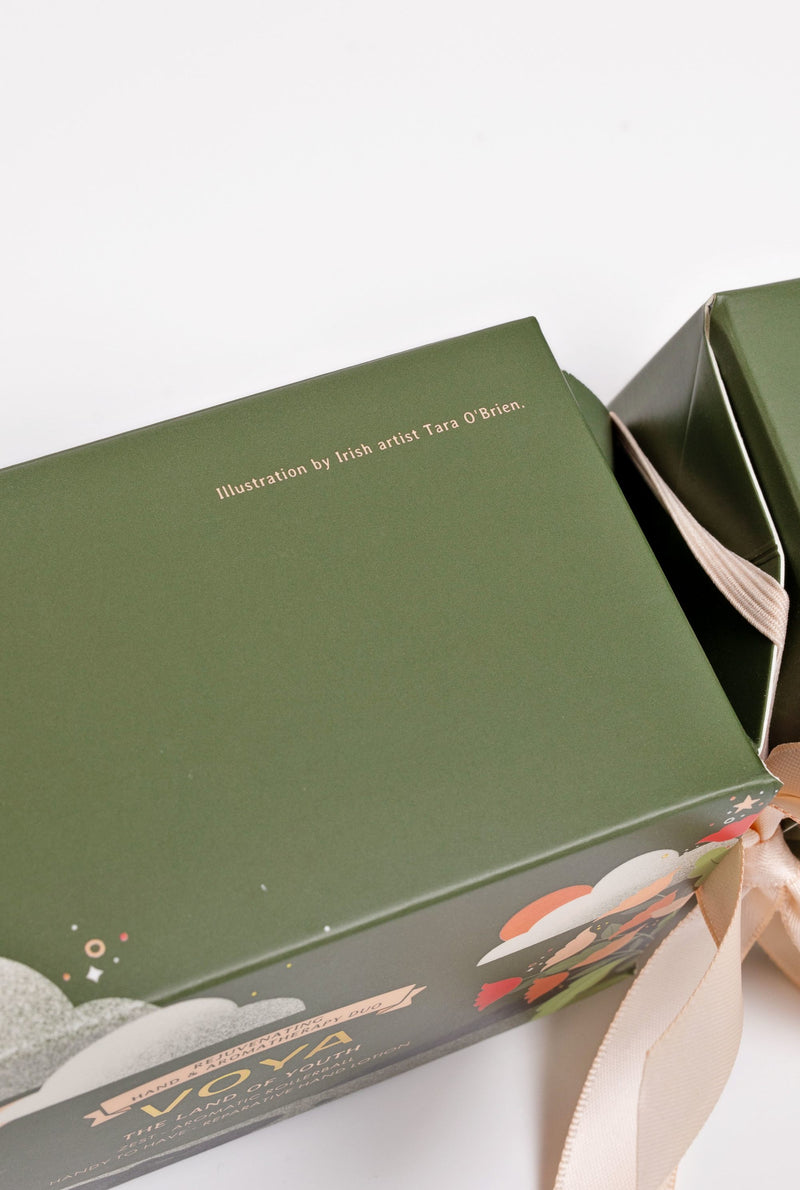 Voya Aromatic Christmas Cracker close-up of Irish artist